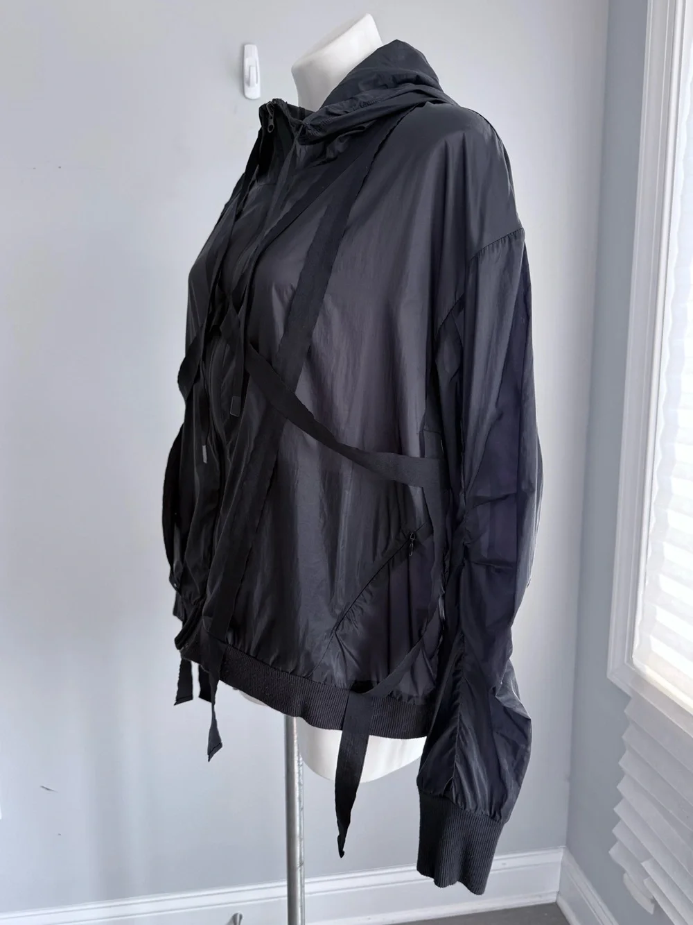 Alo Yoga Sway Jacket Black XL Strap Detail Shine Finish Streetwear Luxe Hooded